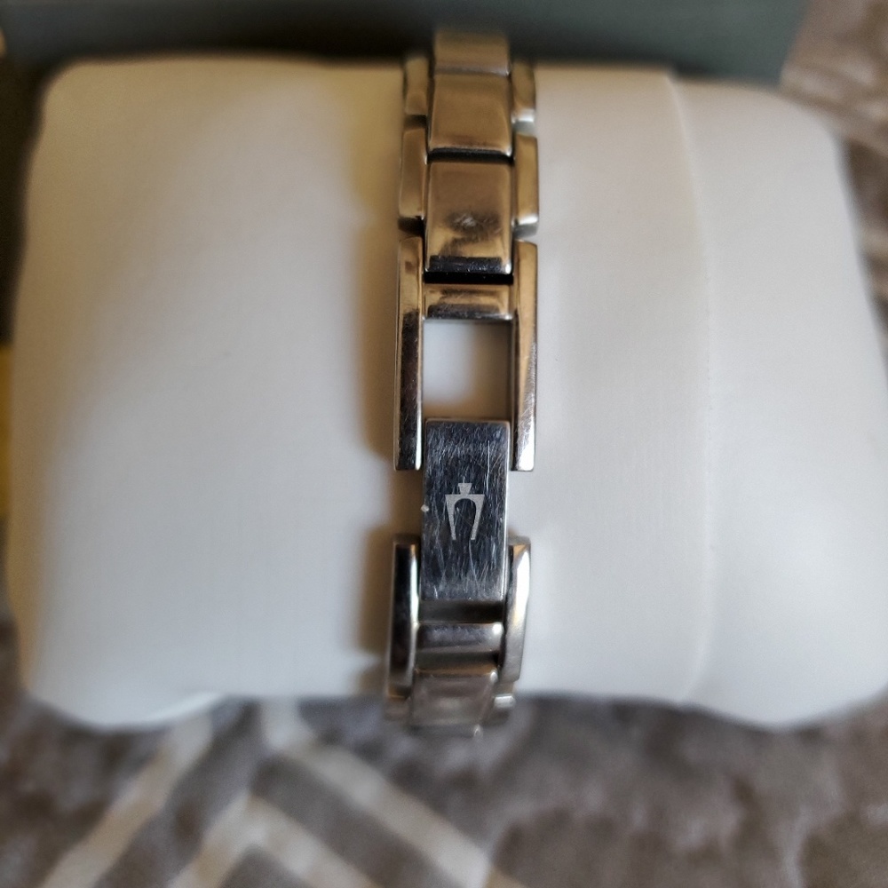 Small, classy, Beautiful Bulova Watch - Picture 4 of 4
